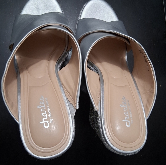 NWOT Gun Metal Wedge With Rhinestone Embellishments  Size 9.5 - Picture 4 of 11